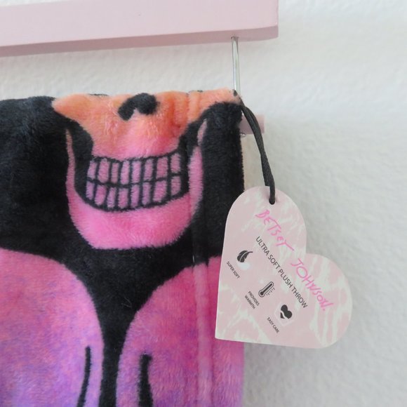 Betsey Johnson Skull Ultra Soft Plush Throw Blanket (50 in x 60in) - Picture 4 of 6